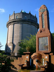 給水塔と記念碑