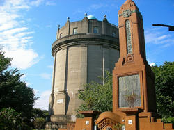 給水塔と記念碑